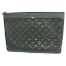 Bolsa Clutch Pochette Apollo Monogram Shadow da Louis Vuitton