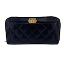 Cartera larga matelassé redonda Boy Chanel Coco Mark de Chanel