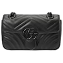 Bolsa de ombro em couro preto acolchoado GG Marmont da GUCCI - Gucci