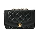 Bolsa de ombro Chanel Matelassé Diana com corrente