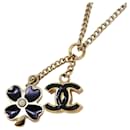 Collier Chanel avec design de trèfle marqué Coco