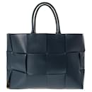 Bottega Veneta Intrecciato Grand Sac Arco en Marine