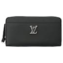 Portefeuille long en cuir noir Zippy Lock Me de Louis Vuitton