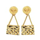 Boucles d'oreilles clips en métal matelassé doré Chanel Coco Mark