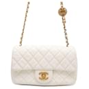 Bolso de hombro de piel de cordero blanco Chanel con cadena