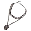 Collier en forme de médiator de guitare Chanel Coco Mark