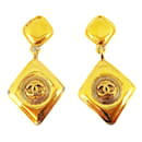 Pendientes de clip chapados en oro Chanel