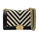 Bolso de Hombro Chanel Boy en Negro y Marfil