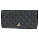 Cartera larga matelassé de piel caviar Chanel