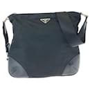 Bolsa de ombro Prada em nylon tessuto com placa de logo triangular