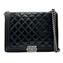 Bolsa de Ombro Boy da Chanel em Couro Preto