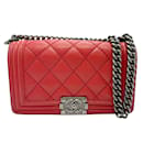 Bolso de Hombro Chanel Boy en Cuero Rojo