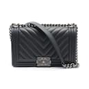 Bolso de Hombro Chanel Boy Chanel Chevron V-Stitch