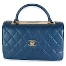 Borsa a mano media in pelle di agnello trapuntata blu navy Chanel