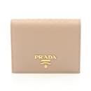 Billetera bi-fold Prada en cuero Saffiano beige