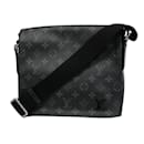 Bolsa de Ombro District PM NM Monograma Eclipse da Louis Vuitton