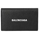 Porte-clés Cash Balenciaga avec logo contrasté noir