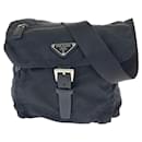 Bolsa de ombro Prada em nylon tessuto com placa de logo triangular