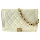 Bolso de hombro Boy Chanel en piel caviar matelassé con cadena