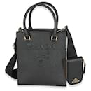 Mini tote em couro Saffiano Lux preto com logo em relevo da Prada