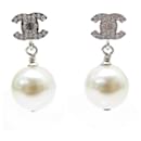 NEUF BOUCLES D'OREILLES CHANEL LOGO CC ET PERLES EN METAL ARGENTE EARRING - Chanel