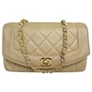 BOLSA DE MÃO CHANEL DIANA VINTAGE EM COURO MATELASSÊ BEGE - Chanel