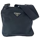 Bolsa de ombro Prada em nylon tessuto com placa de logo triangular