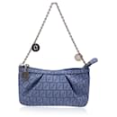 Kleine Tasche Charm Pochette aus Zucchino-Canvas in Hellblauem Monogramm - Fendi