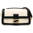 Fendi Baguette Midi en cuir bicolore blanc avec chaîne