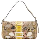 Sac à épaule Fendi Baguette Ombre en cuir écaillé avec perles miroir et logo FF