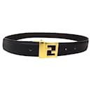 Cinto de couro preto com logo dourado Fendi FF