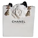 Paire de boucles d'oreilles pendantes Chanel de la collection Automne-Hiver 2024/2025