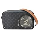 Bolsa Clutch Volga Monogram Eclipse da Louis Vuitton