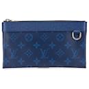 Pochette Discovery PM Monograma Taigarama Azul Louis Vuitton