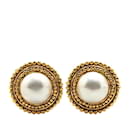 Boucles d'oreilles clips en fausse perle plaquées or Chanel
