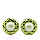 Boucles d'oreilles clips en plaqué or Chanel avec perle synthétique