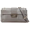 Fendi Baguette en cuir gris émaillé avec chaîne et rabat en bandoulière