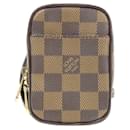 Pochete Louis Vuitton Damier Etui Okapi PM