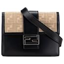 Baguette plat croisé FF 1974 en cuir de veau noir et toile Fendi