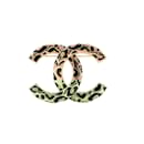 CHANEL - Broche CC Léopard Chanel en métal doré