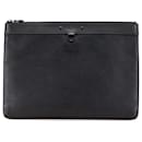 Pochette Discovery Monogram Shadow Preta Louis Vuitton