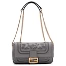 Baguette en cuir gris brodé en dentelle Fendi avec chaîne