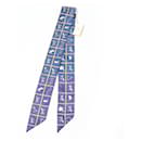 Écharpe en soie Couvertures et Tenues de Jour d'Hermès