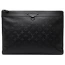 Pochette Discovery Monogram Shadow Preta Louis Vuitton
