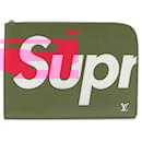 Pochette Jour GM Epi Vermelha Supreme Louis Vuitton