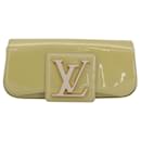 Clutch Sobe em couro patente Louis Vuitton