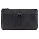 Pochette Discovery PM Monograma Sombra Preta Louis Vuitton