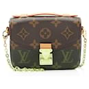 Bolsa de Ombro Micro Metis em Canvas Monogram Louis Vuitton