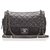 Petit sac à rabat doublé en cuir d'agneau classique noir Chanel  ref.256639