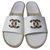 CHANEL CC Logo Flache Sandalen aus Leder Hausschuhe Flip Flops Gr.40 Beige  ref.256957